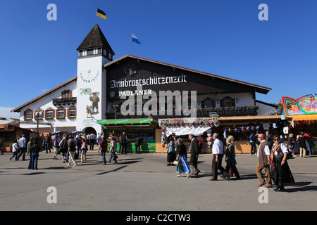 Le Armbrustschutzenzelt, une des tentes au festival Oktoberfest de Munich. Banque D'Images