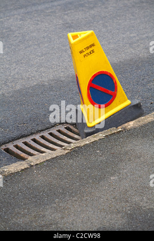 Wiltshire police pas de cône de stationnement pas d'attente à côté de la couverture de drain dans la route à Wiltshire, Royaume-Uni Banque D'Images