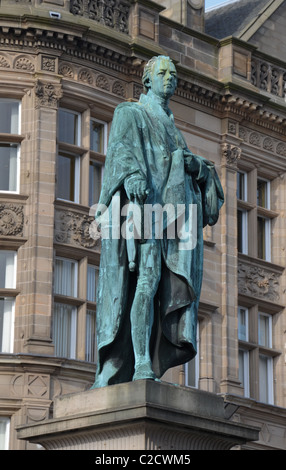 La statue de William Pitt le Jeune (1759-1806) , se trouve à la sortie de George Street et Frederick Street à Édimbourg, Écosse, Royaume-Uni. Banque D'Images