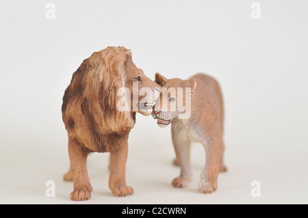 Figurine en plastique jouets chats sauvages (lion, lionne) Banque D'Images