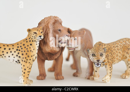 Les chats sauvages jouets figurines plastique (le Guépard, Léopard, lion, lionne) Banque D'Images