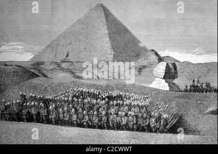 La guerre en Égypte, 2e bataillon du Highland Light Infantry à picknicking les Pyramides, l'Egypte, l'image historique, 1883 Banque D'Images