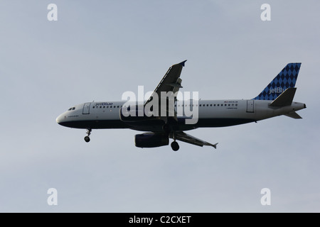 L'avion A320 de JetBlue en approche finale de l'Aéroport International de Logan. Banque D'Images