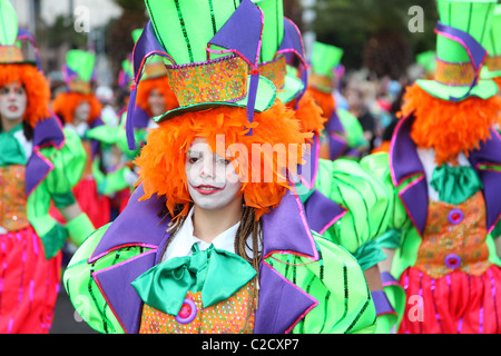 Carnaval de Santa Cruz de Tenerife 2011 : femme dans un costume clown. Banque D'Images