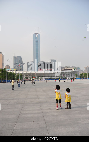 Les gens avec des cerfs-volants au Tian Il Stade de Guangzhou, Guangdong, Chine. Banque D'Images