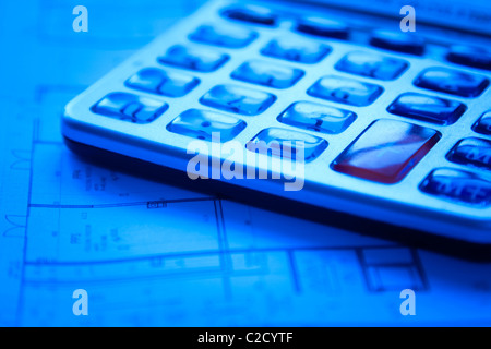 Sur les bleus de la calculatrice - concept de l'achat d'une maison Banque D'Images