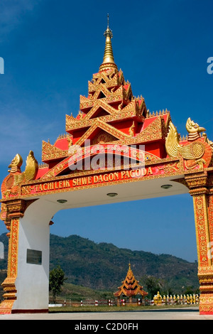 Une arche de style Shan décore l'entrée d'un beau temple bouddhiste à Tachilek, Birmanie (Myanmar). Banque D'Images