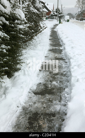 L'hiver, météo, neige, housing estate, bâtiments résidentiels, pelleter la neige, chaussée labourées de la neige et de la glace, le danger d'accident, de devoirs civiques, Oberhausen, D-D-Oberhausen-Sterkrade, Bas-rhin, Ruhr, Rhénanie du Nord-Westphalie, NRW Banque D'Images