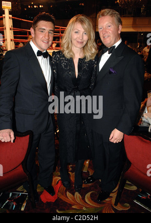 Kirsty Young, Frank Warren et guest Debra Enchères de charité et le match de boxe qui s'est tenue à l'hôtel Grosvenor House Londres, Angleterre - Banque D'Images