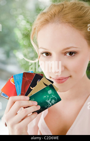 Femme avec des cartes de crédit Banque D'Images