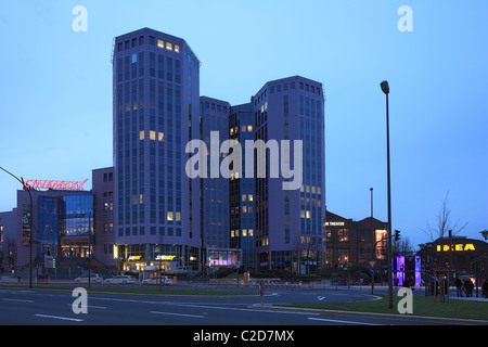 Buerohochhaeuser Cinemaxx-Kino und am Abend, Beleuchtung, Berliner Platz à Essen, Ruhr, Allemagne Banque D'Images