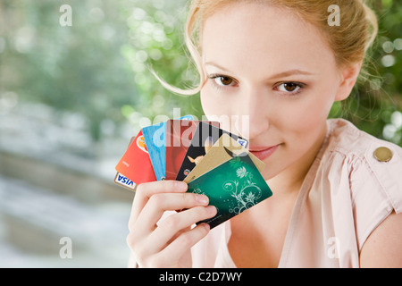 Femme avec des cartes de crédit Banque D'Images