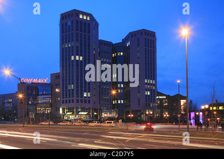 Buerohochhaeuser Cinemaxx-Kino und am Abend, Beleuchtung, Berliner Platz à Essen, Ruhr, Allemagne Banque D'Images