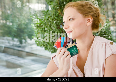 Femme avec des cartes de crédit Banque D'Images