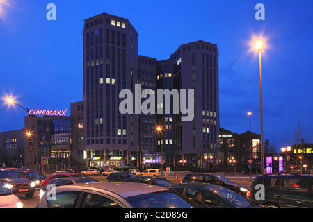 Buerohochhaeuser Cinemaxx-Kino und am Abend, Beleuchtung, Berliner Platz à Essen, Ruhr, Allemagne Banque D'Images