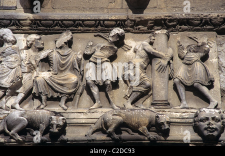 Sculpture de pierre romane ou flagellation du Bas-relief, fouetter ou châtiment scène, façade ouest de l'église Saint-Gilles Abbaye c12ème Gard France Banque D'Images