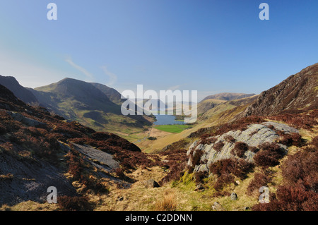 Vue sur la lande de entre les meules et Fleetwith Pike dans le Lake District Banque D'Images