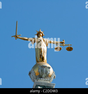 La balance de la Justice statue sur le dôme de la cour pénale centrale Old Bailey. Londres. Banque D'Images