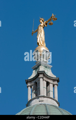 La balance de la Justice statue sur le dôme de la cour pénale centrale Old Bailey. Londres. Banque D'Images