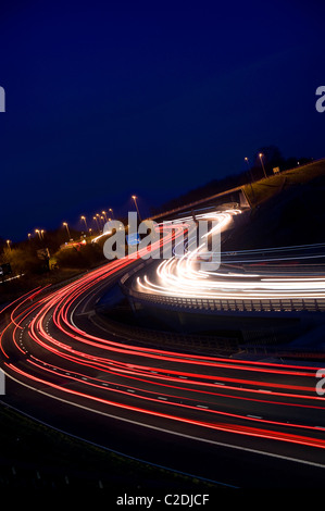 Sentiers de projecteur sur le trafic de l'A1/M1 au crépuscule près de Wetherby leeds yorkshire uk Banque D'Images