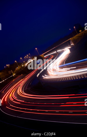 Sentiers de projecteur sur le trafic de l'A1/M1 au crépuscule près de Wetherby leeds yorkshire uk Banque D'Images