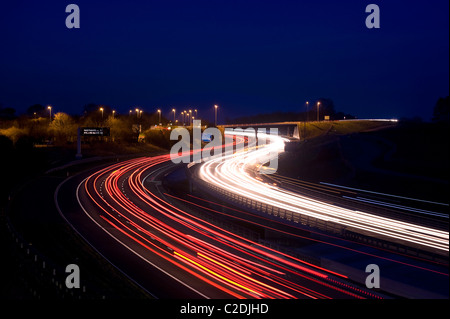 Sentiers de projecteur sur le trafic de l'A1/M1 au crépuscule près de Wetherby leeds yorkshire uk Banque D'Images