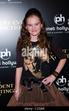 Madeline Carroll Première mondiale de Resident Evil : Extinction au Planet Hollywood Hotel & Casino - Las Vegas, États-Unis d'arrivée - Banque D'Images