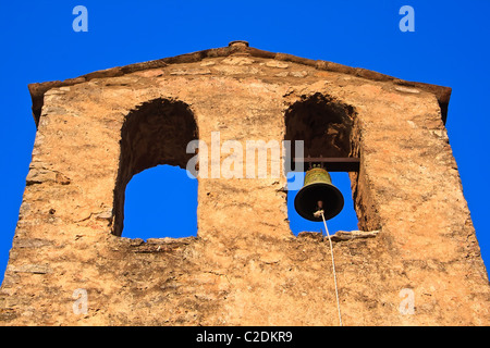 Bell Tower et Bell à l'ancien monastère abandonné Banque D'Images