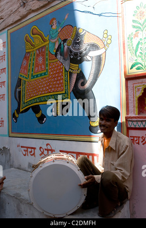 Un batteur à la 15e siècle Mehrangarh Fort domine la ville de Jodhpur, Rajasthan en Inde. Banque D'Images