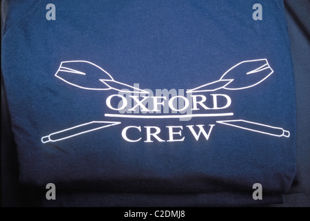 Un sweat-shirt Oxford à vendre à l'Oxford Cambridge Boat Race à Putney, Surrey, près de Londres, Engalnd, UK Banque D'Images