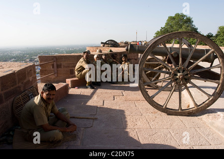 Reste de la police sur les remparts du 15ème siècle Mehrangarh Fort domine la ville de Jodhpur, Rajasthan en Inde. Banque D'Images