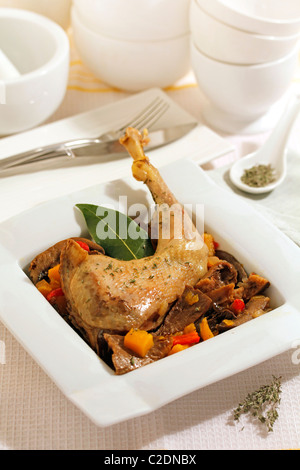 Poulet rôti avec des champignons. Recette disponible. Banque D'Images