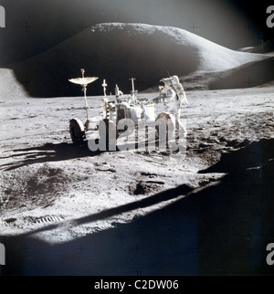 James B. Irwin travaille au Rover lunaire Banque D'Images