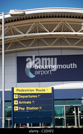 Entrée au terminal des départs de l'aéroport de Bournemouth avec un panneau indiquant l'itinéraire des départs arrivées et de la station payante Bournemouth, Dorset UK en avril Banque D'Images