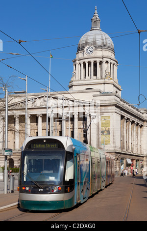 En tramway de Nottingham Place du marché en face de la chambre du conseil du centre-ville de Nottingham en Angleterre UK GB EU Europe Banque D'Images