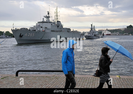 Des navires de la marine suédoise et les piétons dans le port de Stockholm, Stockholms Lan, Suède Banque D'Images