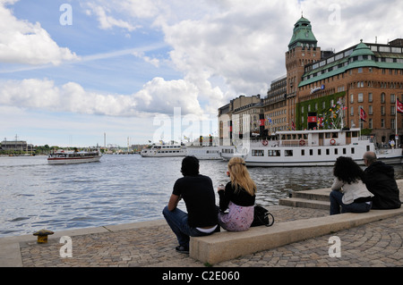Les gens à l'égard des navires au port de Stockholm, Stockholms Lan, Suède Banque D'Images