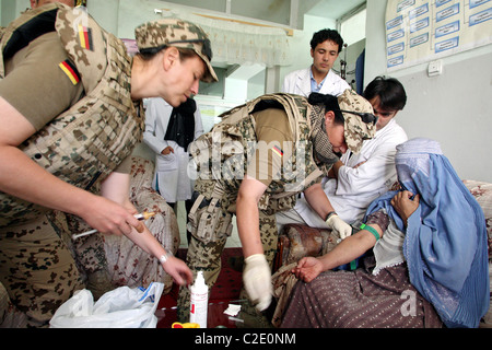 Un médecin dans l'hôpital de Faisabad, Afghanistan Banque D'Images