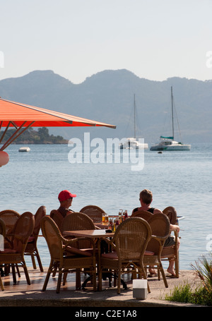 L'extérieur de détente aux vacanciers un café restaurant dans le joli village de vacances espagnole de Puerto Pollensa. Banque D'Images