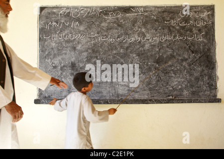 Un élève et un enseignant pendant une leçon, Kunduz, Afghanistan Banque D'Images