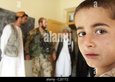 Un garçon au cours de la visite d'un soldat à l'école, Kunduz, Afghanistan Banque D'Images