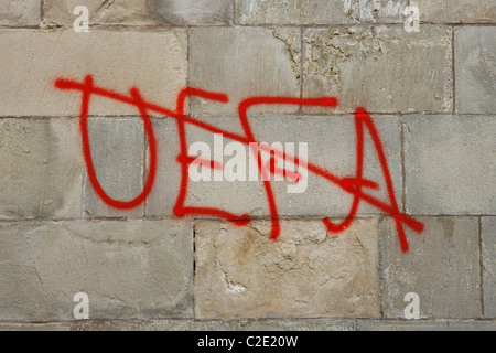 ZURICH - 20 JUIN : peinture anti-graffiti anti-UEFA sur un mur lors du tournoi de football Euro 2008 le 20 juin 2008 à Zurich, Suisse. (Photographie de Jonathan Paul Larsen / Diadem images) Banque D'Images