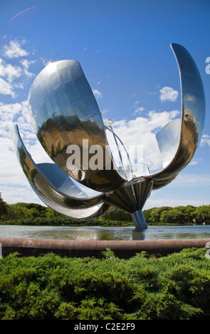 Floralis Generica fleur acier sculpture, Buenos Aires, Argentine Banque D'Images