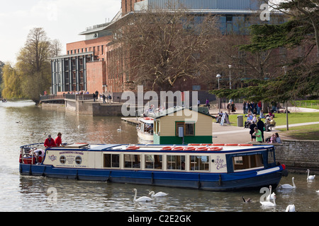 Une croisière bateau sur la Rivière Avon en passant le théâtre Royal Shakespeare Company à Stratford upon Avon, Warwickshire Banque D'Images