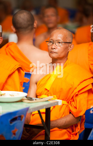 Thai man être moine 'Khon Sook', c'est un rite de passage pour tous les Thai man, Wat Chedi Sao, Lampang, Thaïlande Banque D'Images