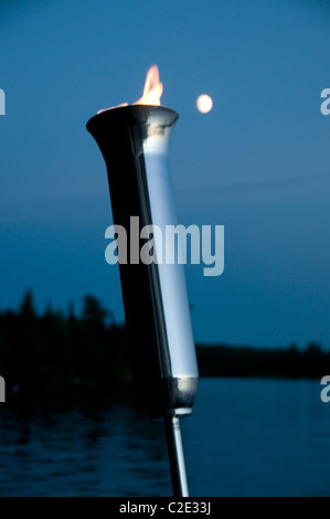 Le lac des Bois, Ontario, Canada ; la combustion de la flamme dans la nuit de couleurs vives Banque D'Images