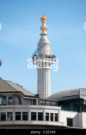 Le Monument. Sir Christopher Wren's memorial pour le Grand Incendie de Londres en 1666. Situé dans le quartier financier de Londres. Banque D'Images