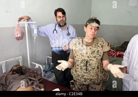 Un médecin dans l'hôpital de Faisabad, Afghanistan Banque D'Images