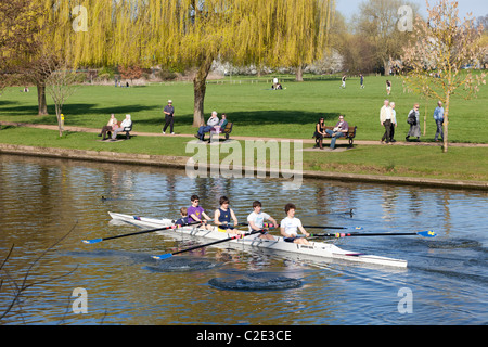 Stratford Upon Avon Boat Club Aviron fours pratiquer sur la rivière Avon, dans le Warwickshire, Angleterre, RU Banque D'Images