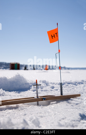 La pêche sur glace tip-up, Geneva Lake, Wisconsin Banque D'Images